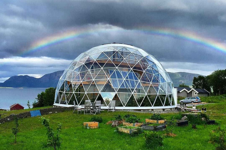 "Важней всего погода в доме": Как семья из Норвегии построила дом под куполом, где тепло и уютно даже полярной зимой