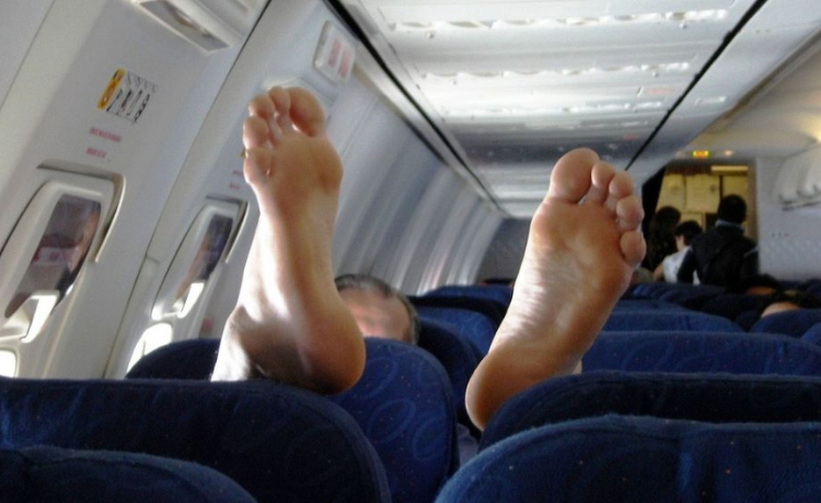 Как получить дополнительное пространство для ног в самолете, рассказали в Daily Star